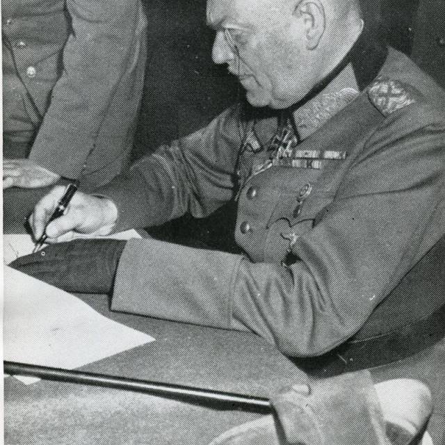 Feldm. Wilhelm Keitel podpisuje akt bezwarunkowej kapitulacji Niemiec 8 maja 1945 r. (MIIWŚ)