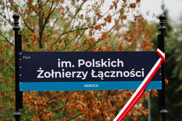 Uroczystość nadania parkowi miejskiemu w Serocku imienia Polskich Żołnierzy Łączności