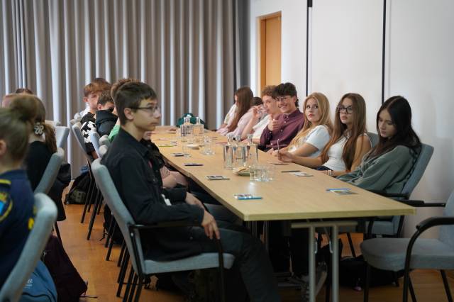 Młodzież poznaje samorząd – wizyta klasy VIII z Zegrza w Urzędzie Miasta i Gminy Serock