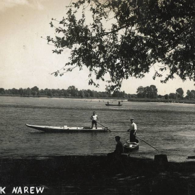 Łodzie rybackie na Narwi, lata 30. XX w. Pocztówka wydana przez fotografa Stanisława Kośmidra (ze zbiorów Sławomira Jakubczaka).