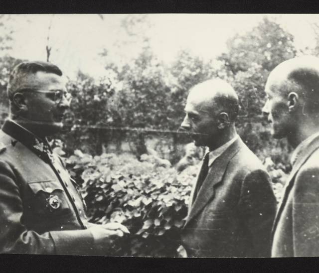 Fot. M. Iringh, Gen. Tadeusz Komorowski rozmawiający z Erichem von dem Bachem Zalewskim, 1944 r. (Polona)