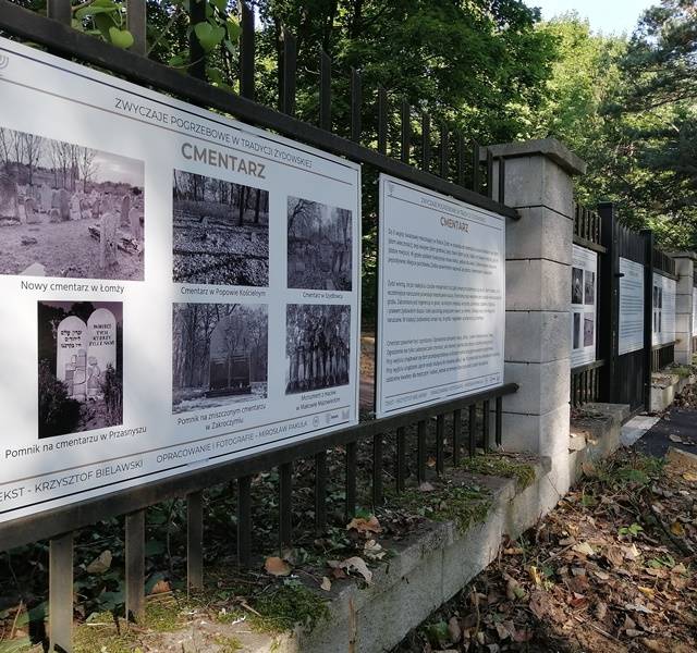 Wystawa na cmentarzu (obok lapidarium) Autor: fot. B. Błachnio