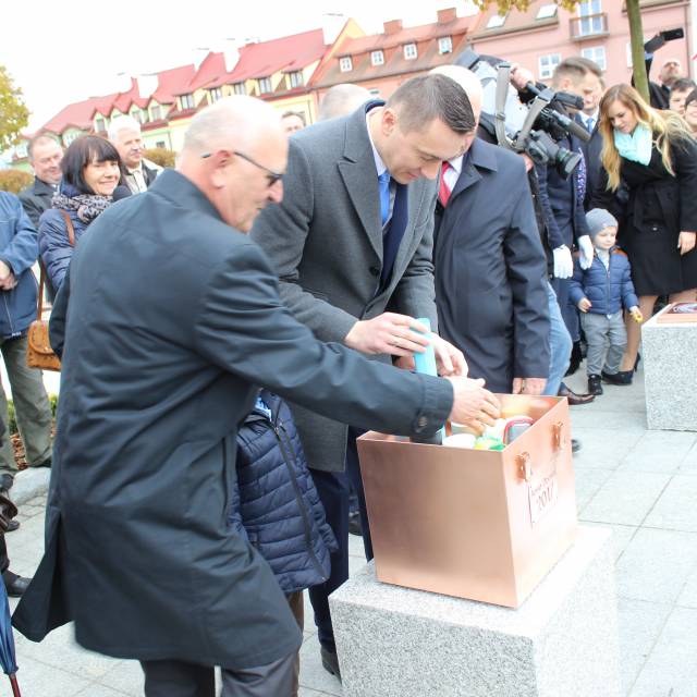 Umieszczenie kapsuły czasu na serockim rynku