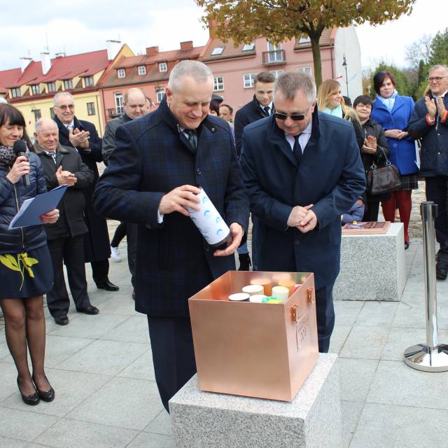 Umieszczenie kapsuły czasu na serockim rynku