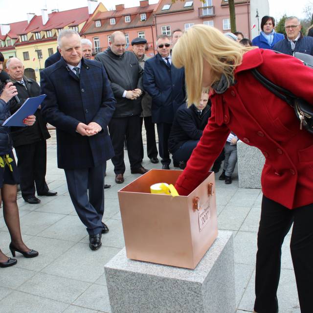 Umieszczenie kapsuły czasu na serockim rynku