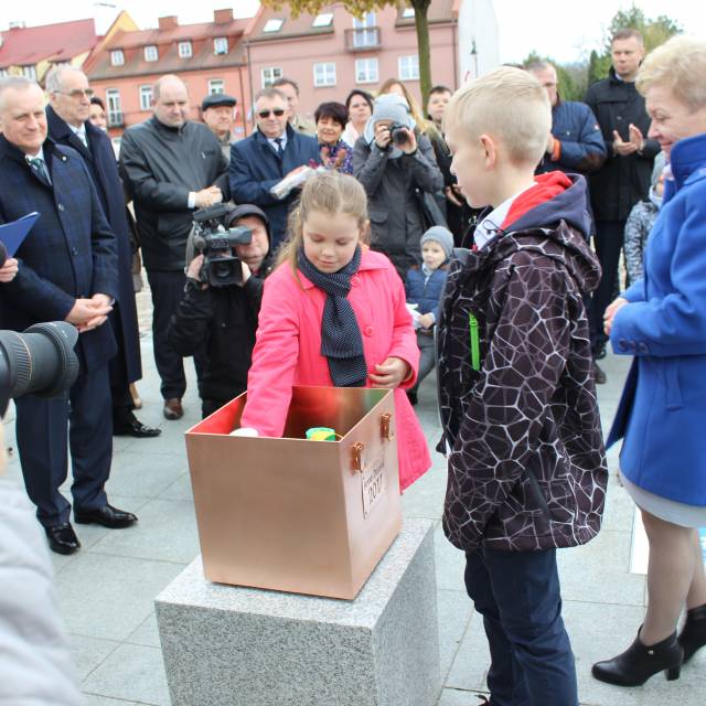 Umieszczenie kapsuły czasu na serockim rynku