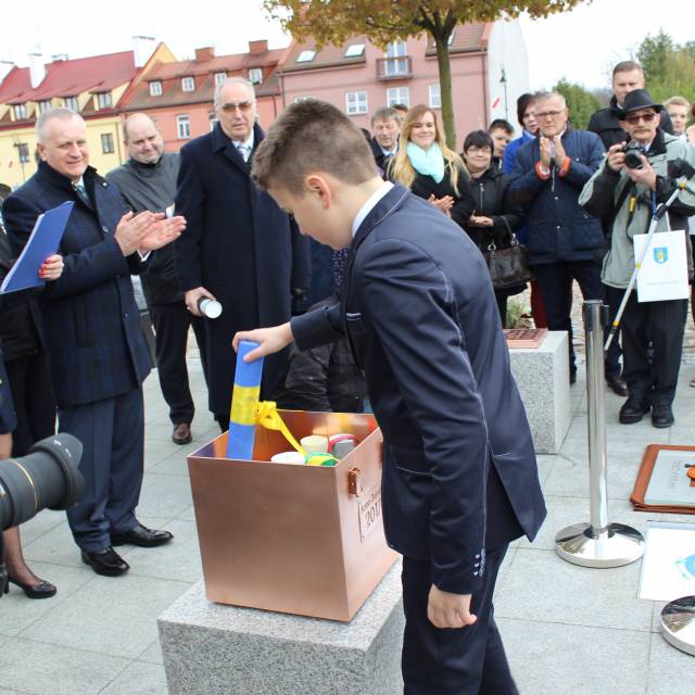 Umieszczenie kapsuły czasu na serockim rynku