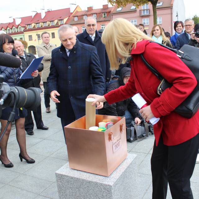 Umieszczenie kapsuły czasu na serockim rynku