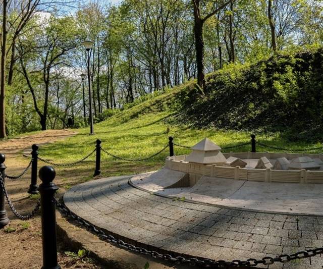 Grodzisko Barbarka oraz makieta przedstawiająca przypuszczalny wygląd grodu, który funkcjonował do XIII w. (fot. UMiG).